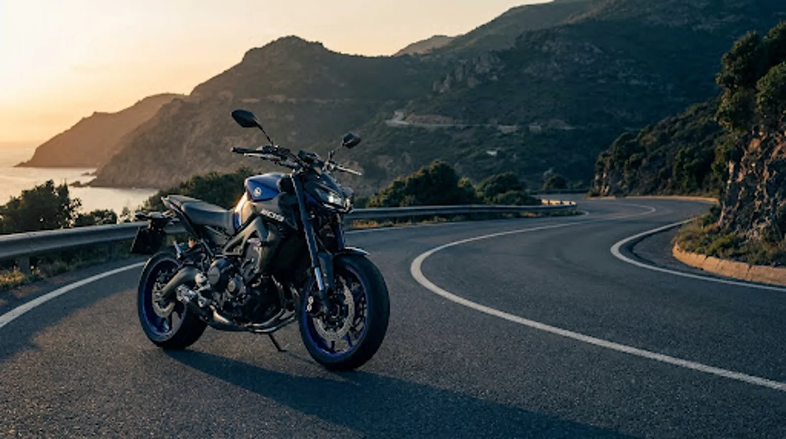 Motocicleta Yamaha em estrada ao pôr do sol